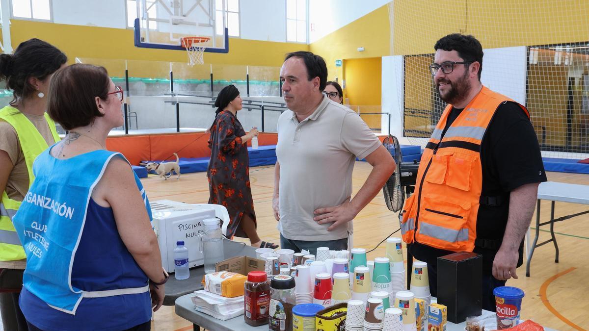 El president de la Generalitat, Juanfran Pérez Llorca, en una de las visitas, en Nules.