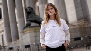 Beatriz Fanjul, diputada del PP y próxima presidenta de Nuevas Generaciones, el viernes, 26 de marzo, frente al Congreso. Posa con una camiseta recién llegada de la imprenta con el eslogan de Isabel Díaz Ayuso, ’Comunismo o libertad’.