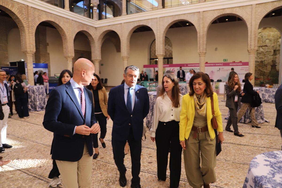 El consejero Antonio Sanz (tercero por la derecha), este jueves, en el 46º Congreso de la Sociedad Española de Inmunología celebrado en Córdoba.