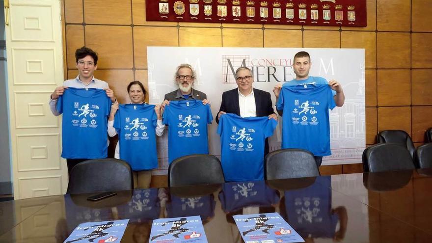 Marcelo Álvarez, Asun Cámara, Pedro Gorria, Aníbal Vázquez y Enol Alonso, con la camiseta.