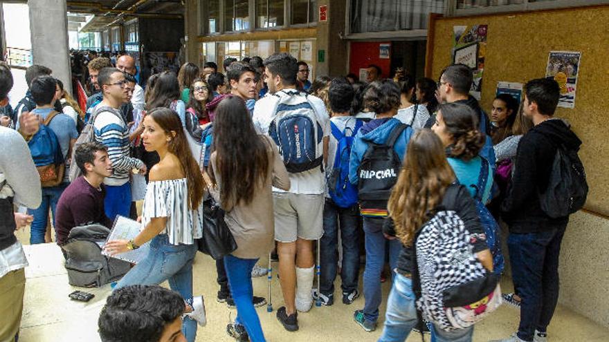 El Gobierno canario amplía las becas a 468 alumnos que fueron rechazados
