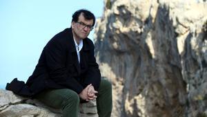 Javier Cercas en el mirador Es Colomer de Formentor, Mallorca.