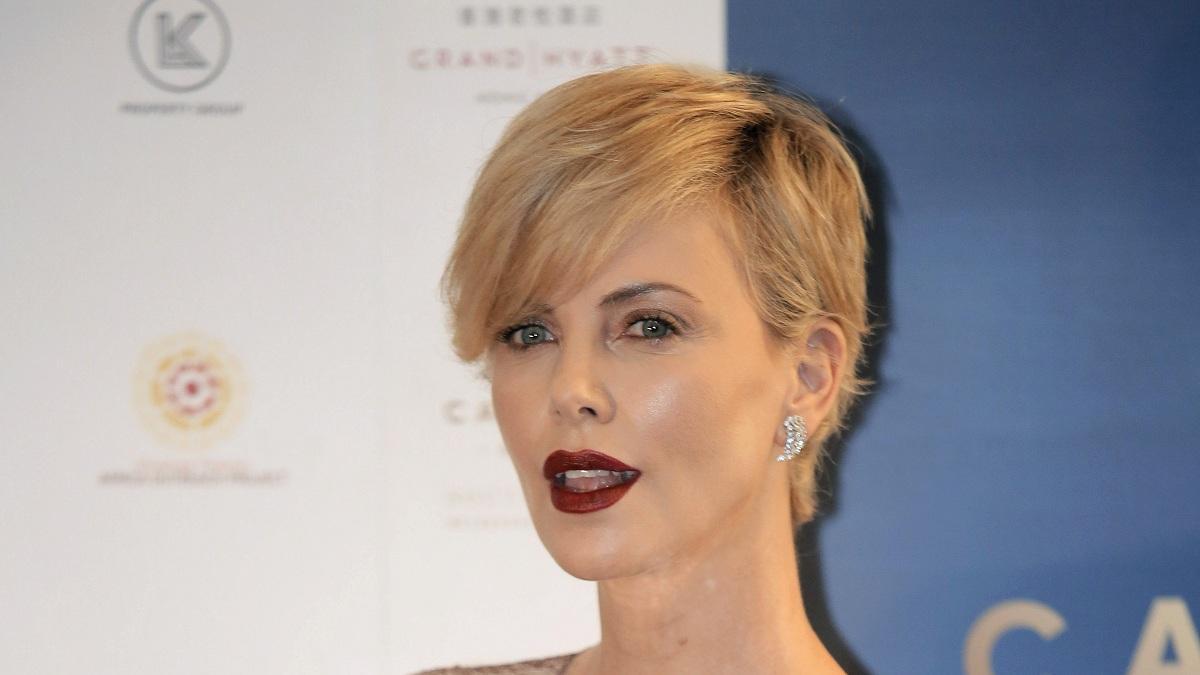 Charlize Theron con maquillaje gótico