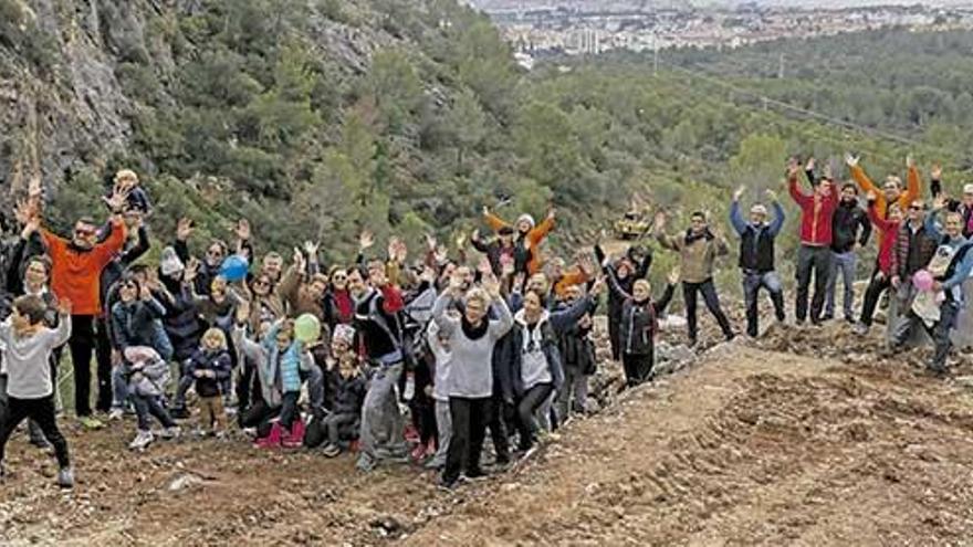 Los vecinos afectados por las obras del tendido de alta tensión en Son Puig invitaron ayer a políticos y ciudadanos a ver ´in situ´ el &quot;desastre&quot;.