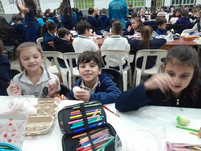 Los Güevos Pintos en el colegio Covadonga de Santa Fe