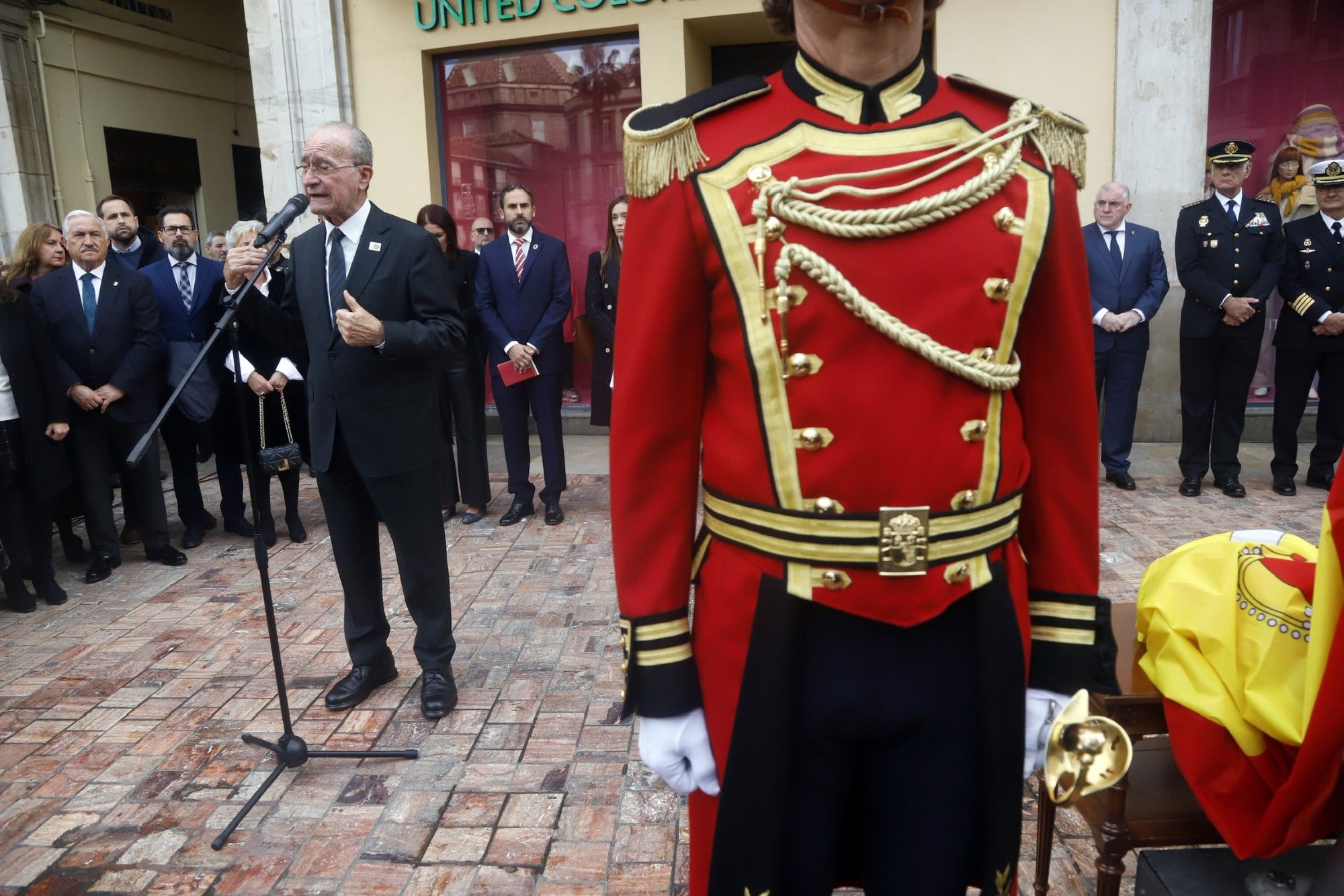 Málaga celebra el 44 aniversario de la Carta Magna con el izado de la bandera en la plaza de la Constitución