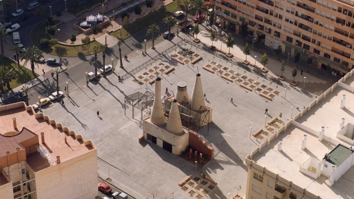 Plaça dels Forns d’Algeps, amb les Xemeneies en el centre. Vista aèria cap al 1991.