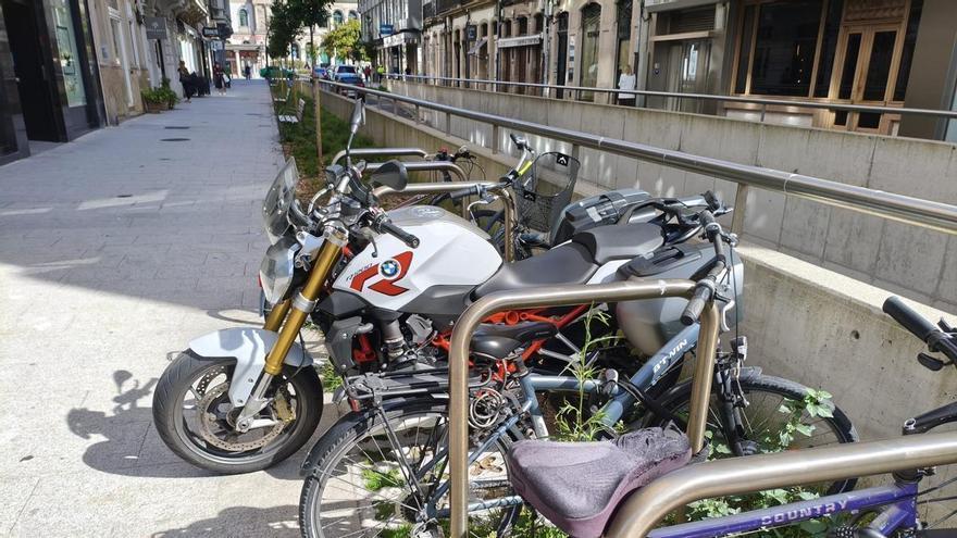 Una moto aparcada entre bicis