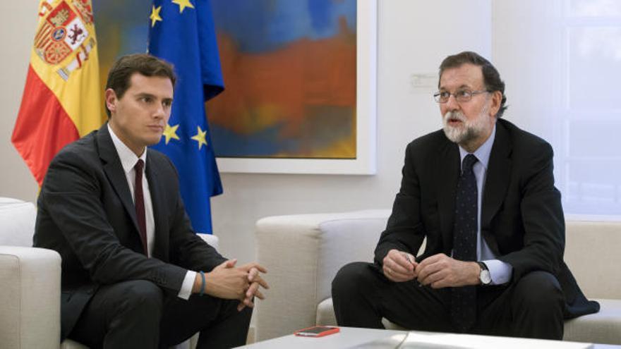 Rajoy consensúa con Sánchez y Rivera las medidas a adoptar si se aplica el 155