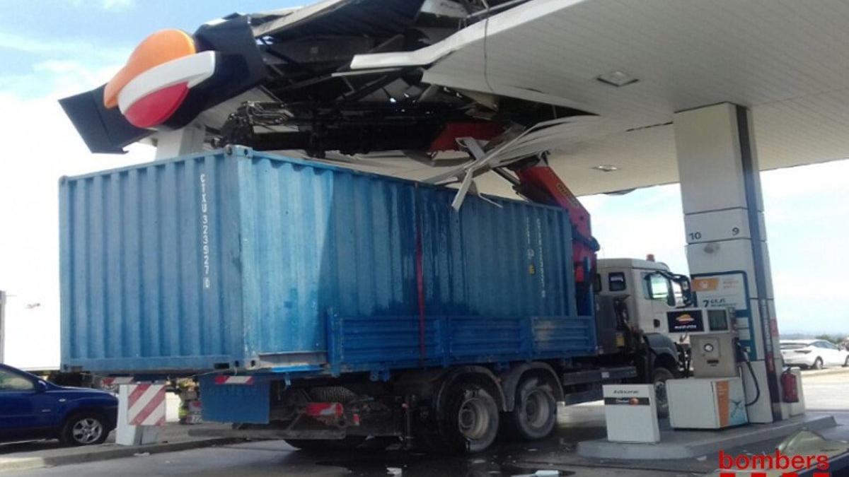 Espectacular accidente de un camión contra una gasolinera en Barcelona