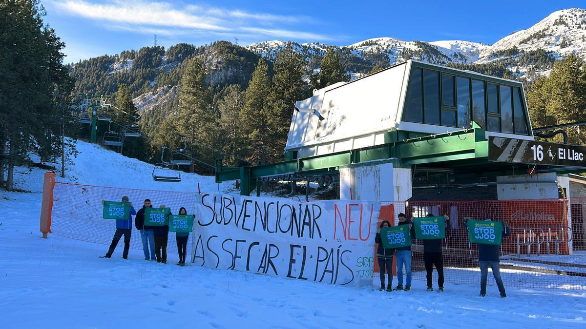 Membres de la plataforma Stop JJOO amb pancartes al costat d&#039;un remuntador de l&#039;estació de La Molina (Cerdanya)