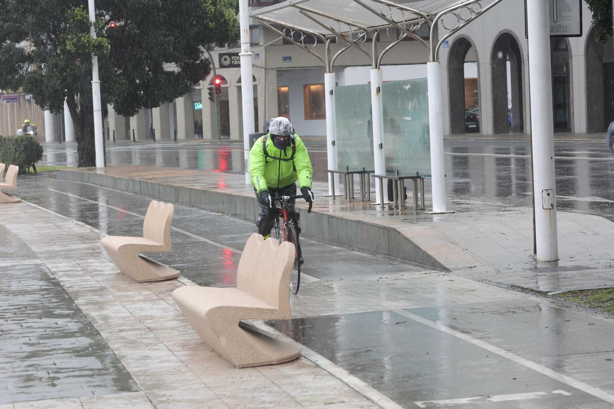 La lluvia no cesa y complica el tráfico en A Coruña