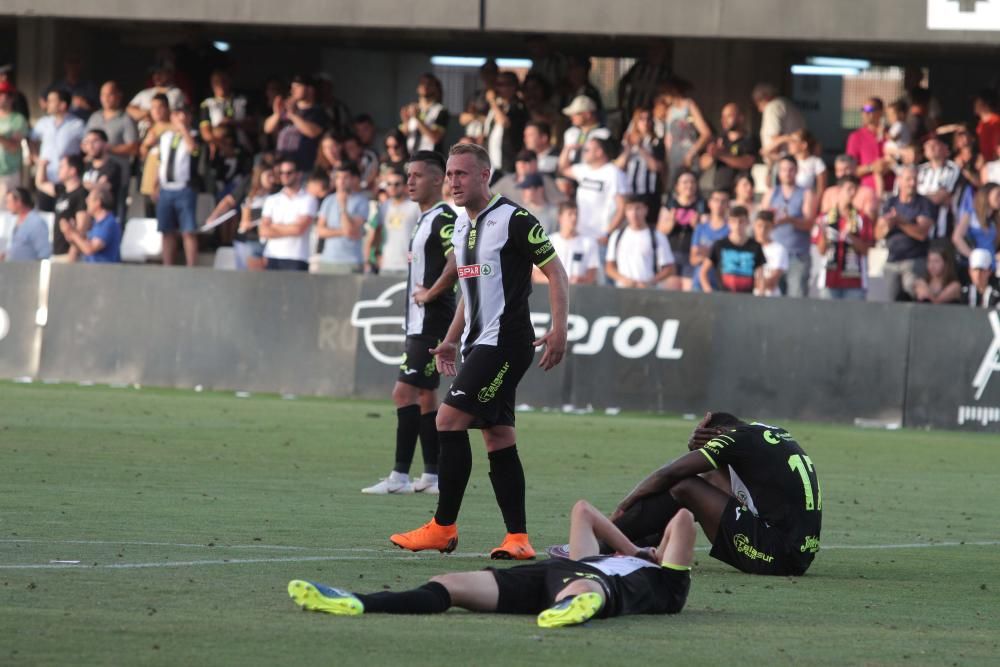 Los jugadores del FC Cartagena, tristes tras el partido que les deja sin ascenso