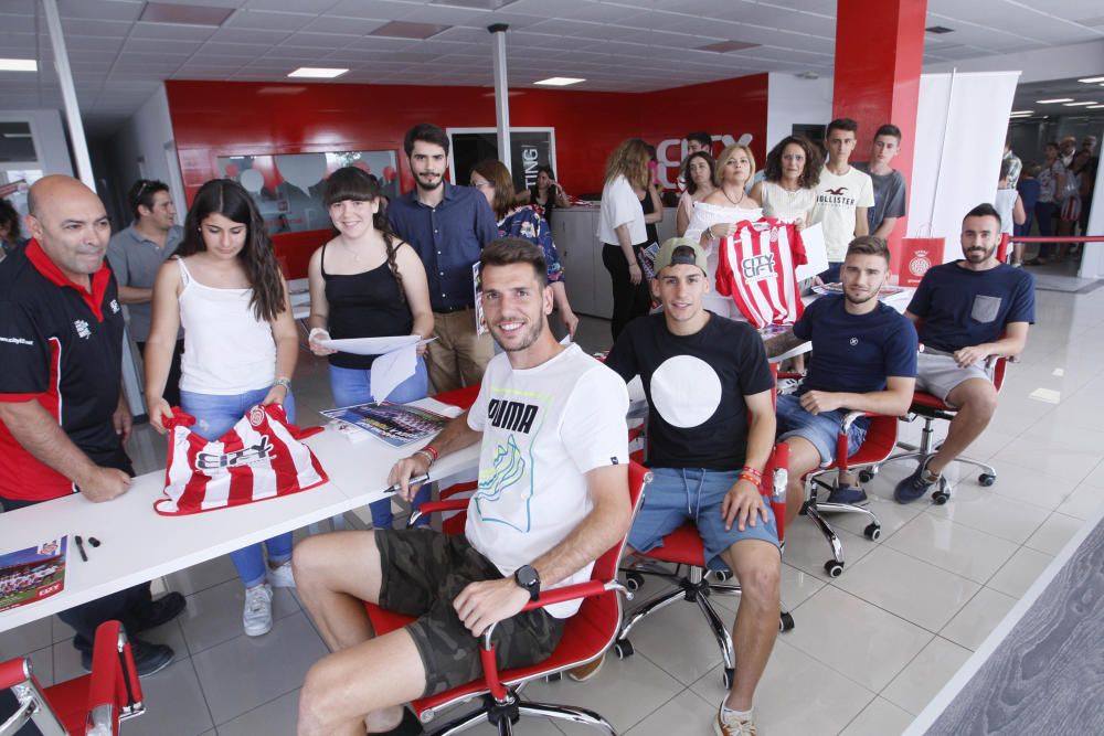 Signatures dels jugadors del Girona a la seu de Citylift