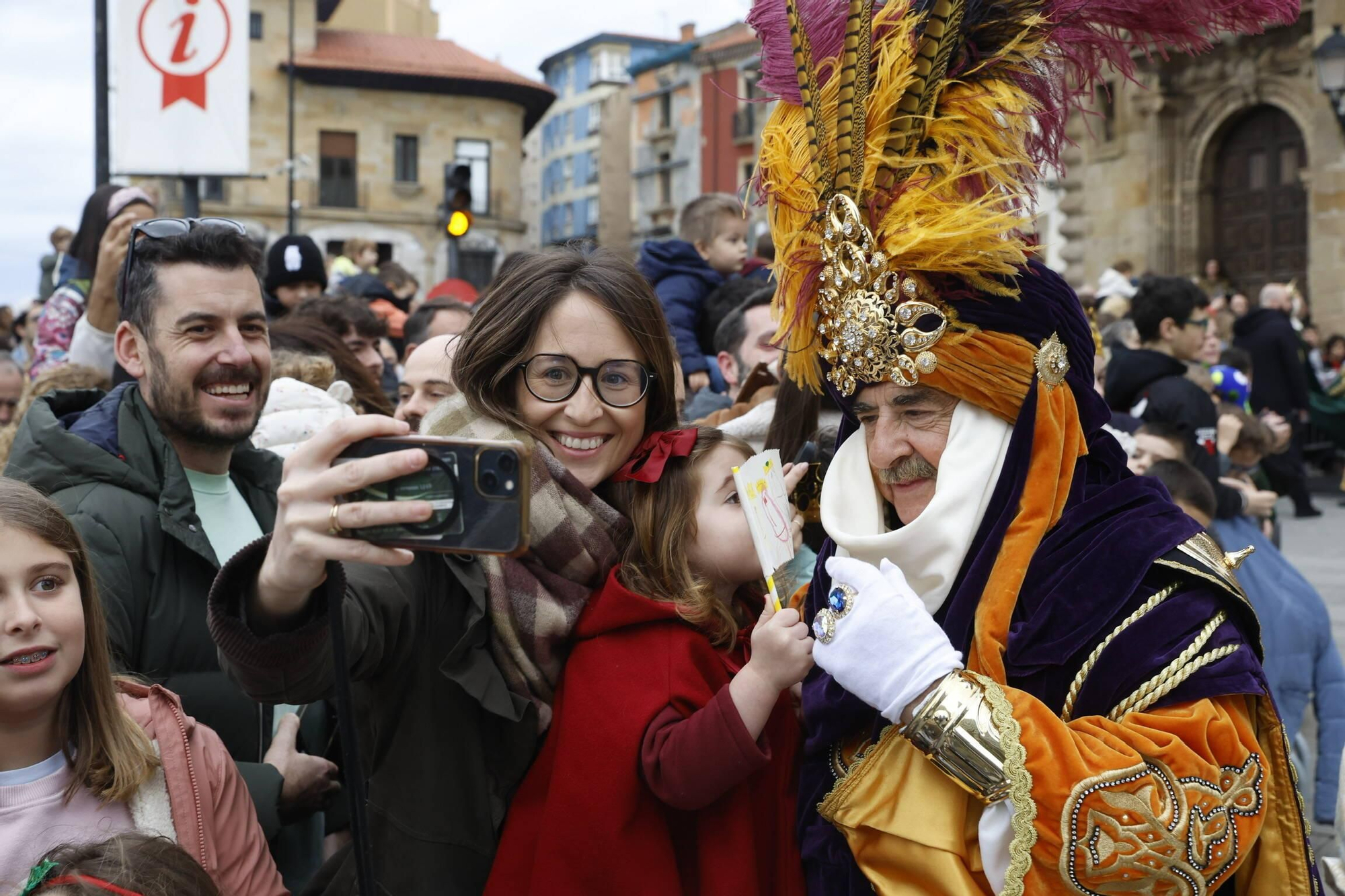 En imágenes: Los Reyes Magos desembarcan en Gijón