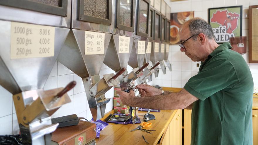 Tazas de café con aroma internacional en el Mercado Central