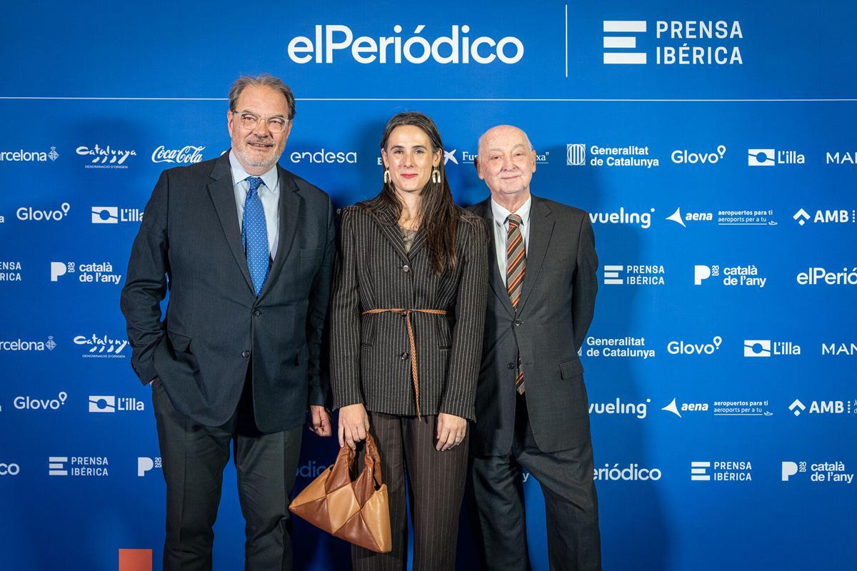 Barcelona, 24/11/2025 Sociedad. Entrega Premio Català de lany. Photocall. PERSONAS: Agustí Rodríguez Consultor de Comunicación Intermèdia, Aina Rodríguez CEO de Intermèdia. Toni Rodríguez Presidente ejecutivo y propietario de Intermèdia. AUTOR: MANU MITRU
