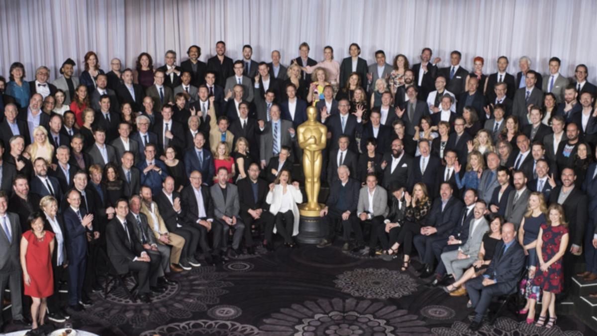 Los nominados a los Oscar posan para la foto de familia durante el tradicional almuerzo para los candidatos en el Hotel Beverly Hilton, de Beverly Hills.