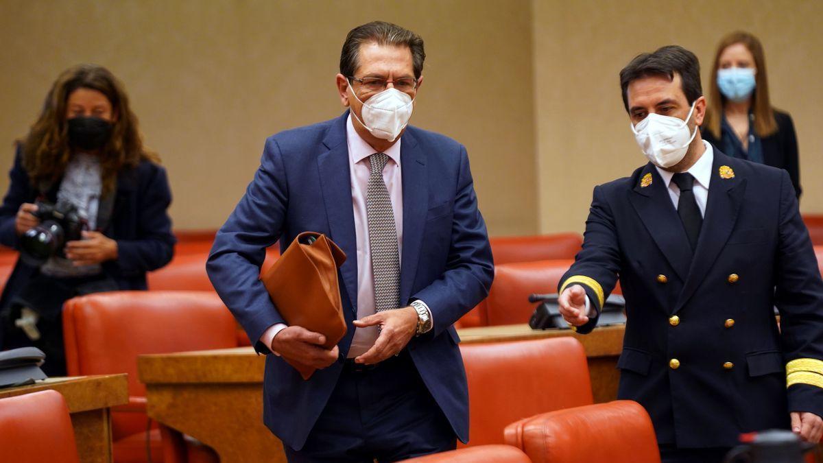 El PSOE duda de la imparcialidad de Enrique Arnaldo durante su comparecencia ante la Comisión de Nombramientos.