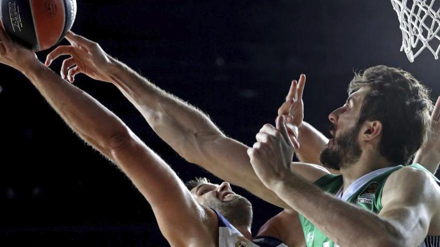 Felipe Reyes trata de encestar ante la presión del Darussafaka.