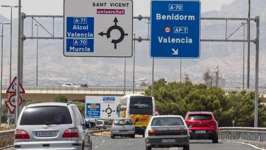 El único rótulo que indica hacia Alcoy y València por la misma ruta a la salida de Alicante.