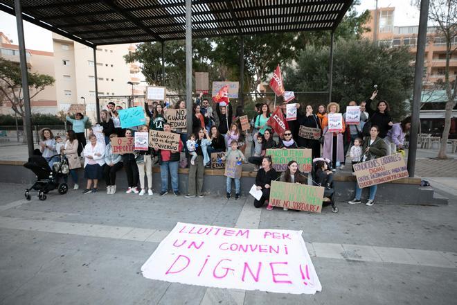 Galería: concentración de los trabajadores de las escoletas en Ibiza