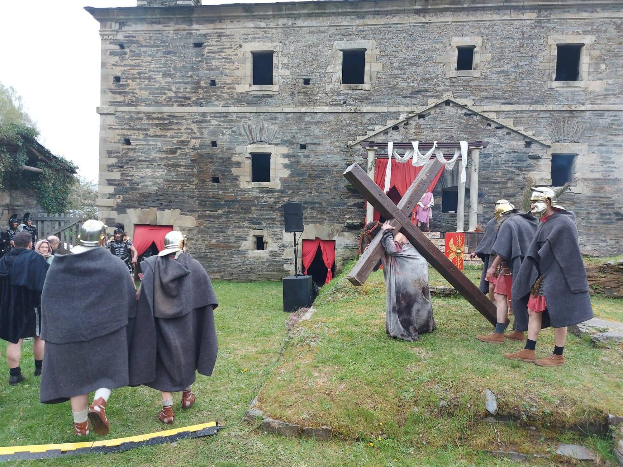 EN IMÁGENES | Vía crucis viviente en Villanueva de Oscos