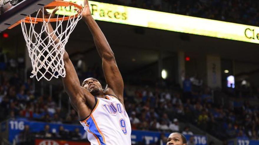 Ibaka anota una canasta en el partido de los Thunder frente a Portland.