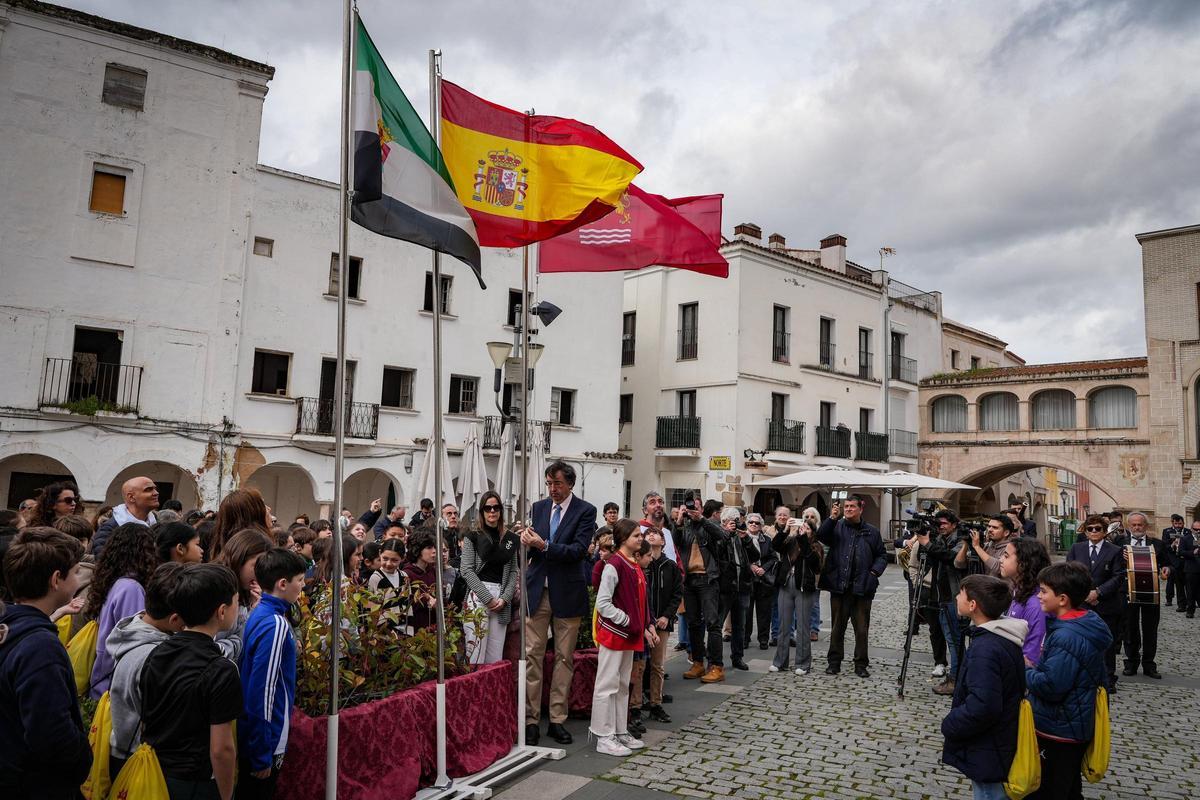 El izado de bandera en la plaza Alta, el año pasado.