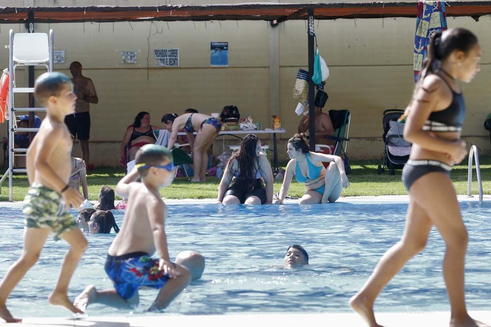 Apertura de la temporada de baños en la piscina de la calle Torremolinos