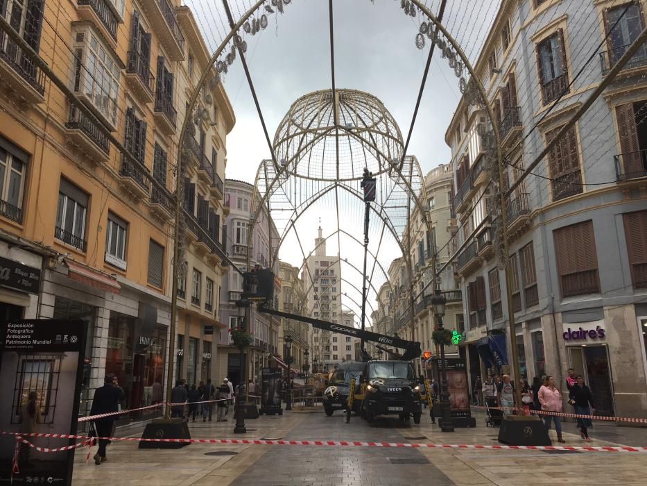 Así están quedando las luces de Navidad de la calle Larios.