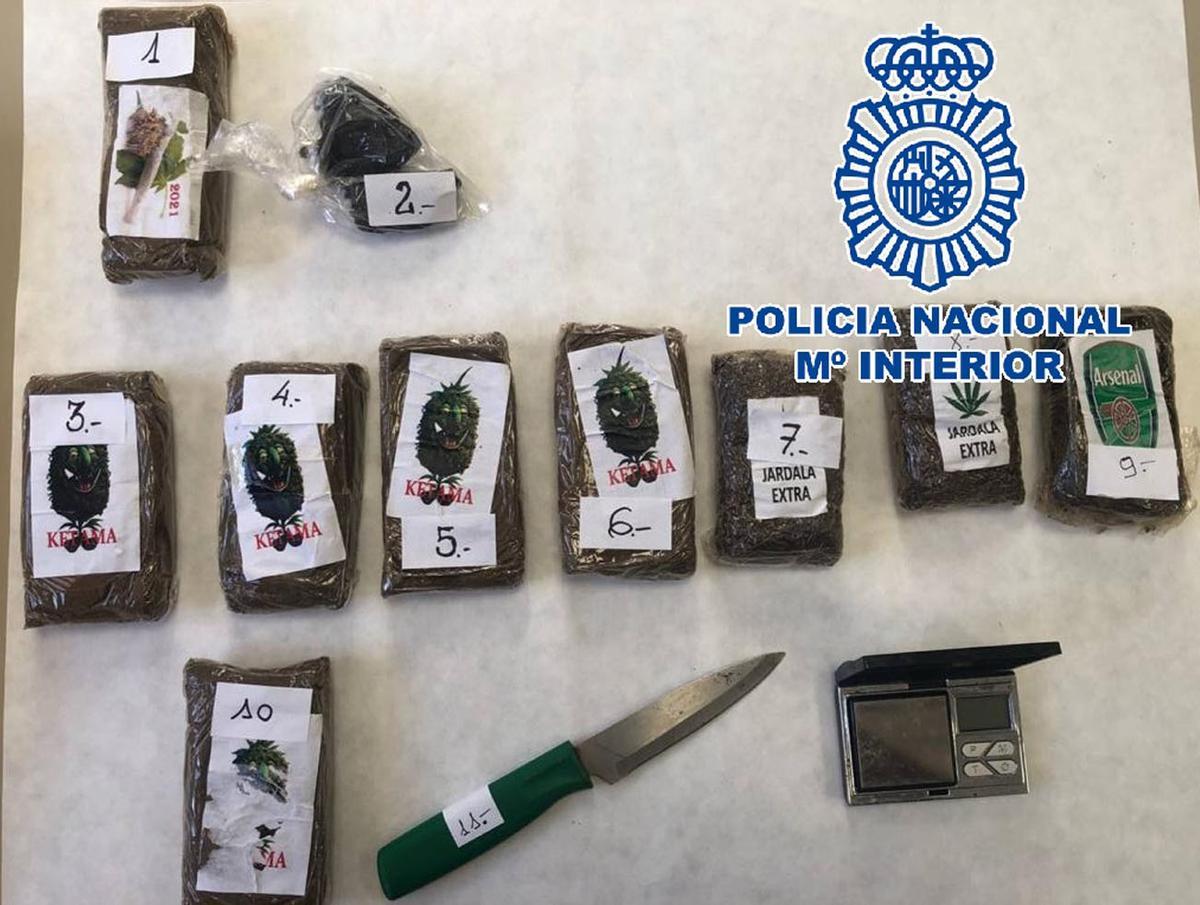 Droga y arma intervenida en la operación Héroes de la Policía Nacional.