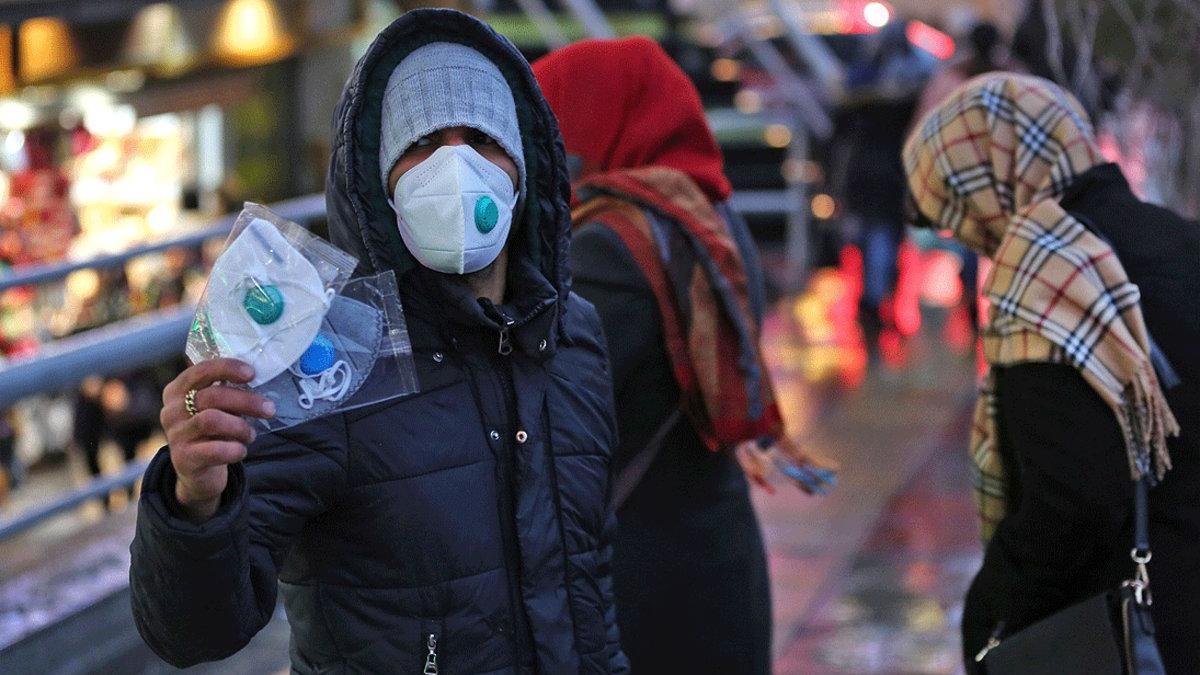 Un joven vende mascarillas por la calle en Teherán (Irán), ayer