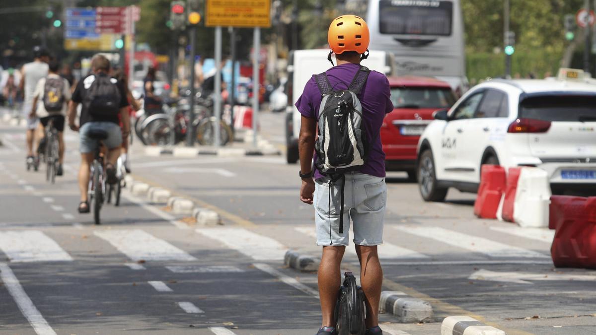 Ciclistas y tráfico en València