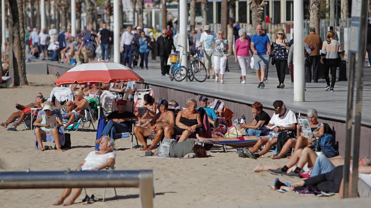 Turistas en Benidorm, en una imagen de archivo.