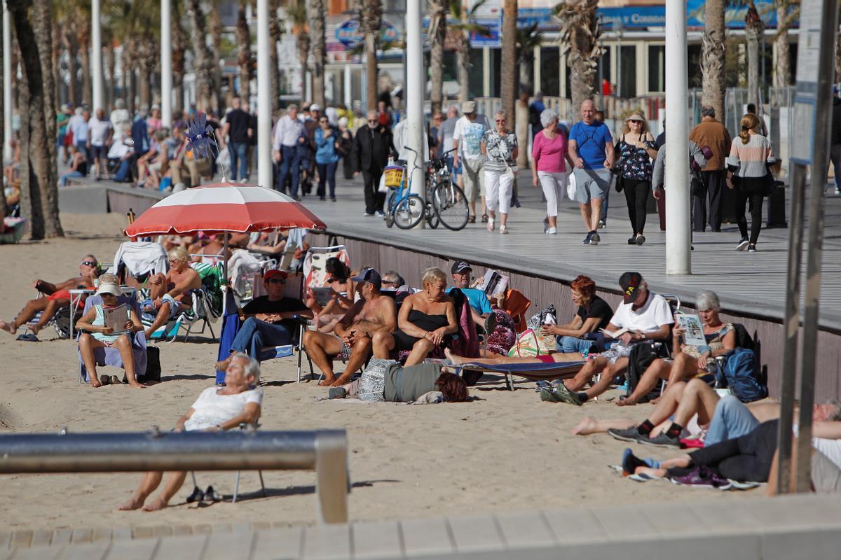 Turistas en Benidorm, en un a imagen de archivo.