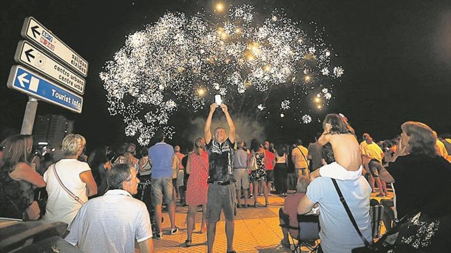 Orpesa dispara su castillo en honor al turista