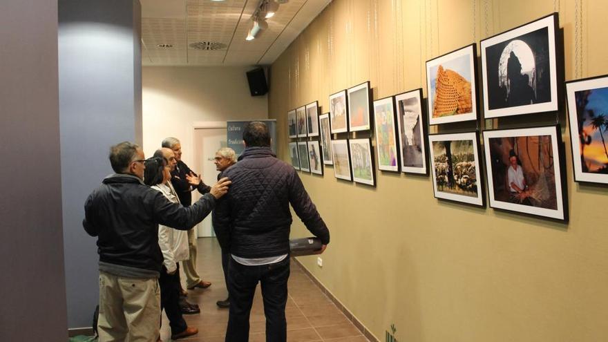 La fotografías de anteriores ediciones del concurso, en una exposición organizada por Espigas y Caja Rural.