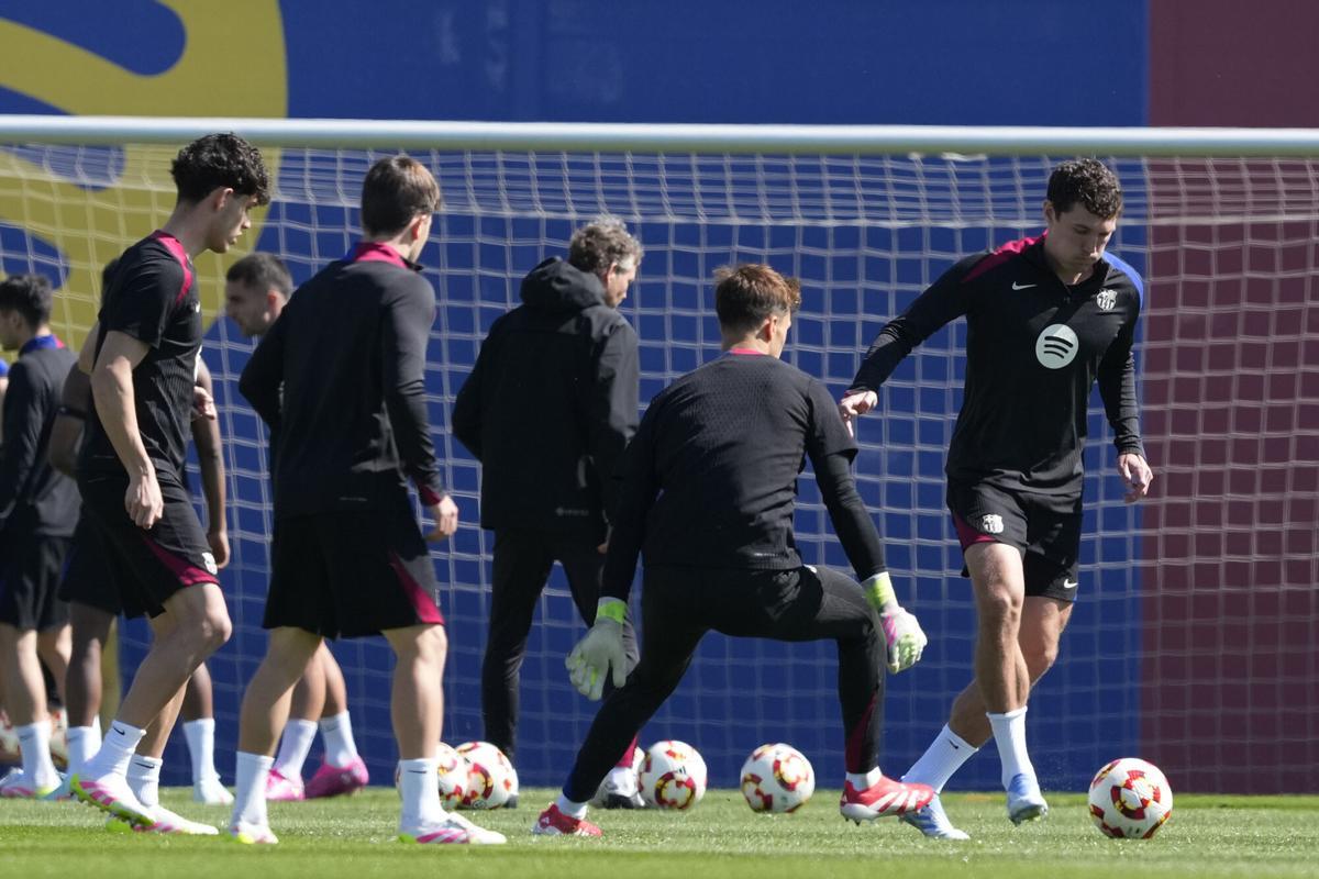El jugador del FC Barcelona Andreas Christensen (d) durante el entrenamiento que el equipo azulgrana ha realizado este martes en la ciudad deportiva Joan Gamper para preparar el partido de vuelta de semifinales de la Copa del Rey ante el Atlético de Madrid. EFE/Alejandro García. (BARCELONA) -AÑADE FOTOS- y video