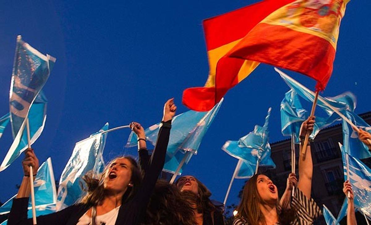 Unes simpatitzants del Partit Popular celebren al madrileny carrer de Génova, on està situada la seu, la victòria del partit en les eleccions municipals i autonòmiques de diumenge.