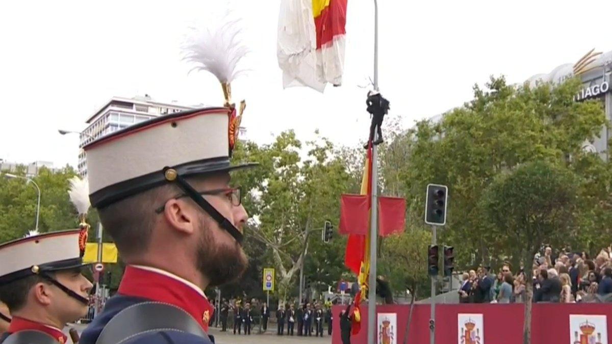 Imagen del paracaídista después de quedarse enganchado en una farola