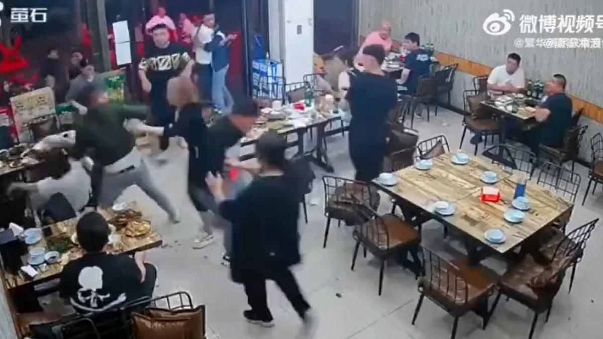 Momento del asalto de varios jóvenes a la mesa donde estaban varias chicas sentadas en un restaurante de Tangshan (China).