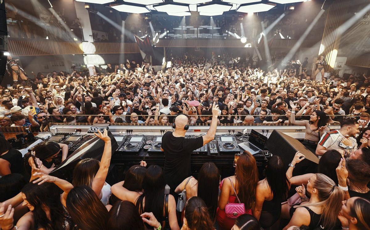 Marco Carola pinchando en Pacha Ibiza.