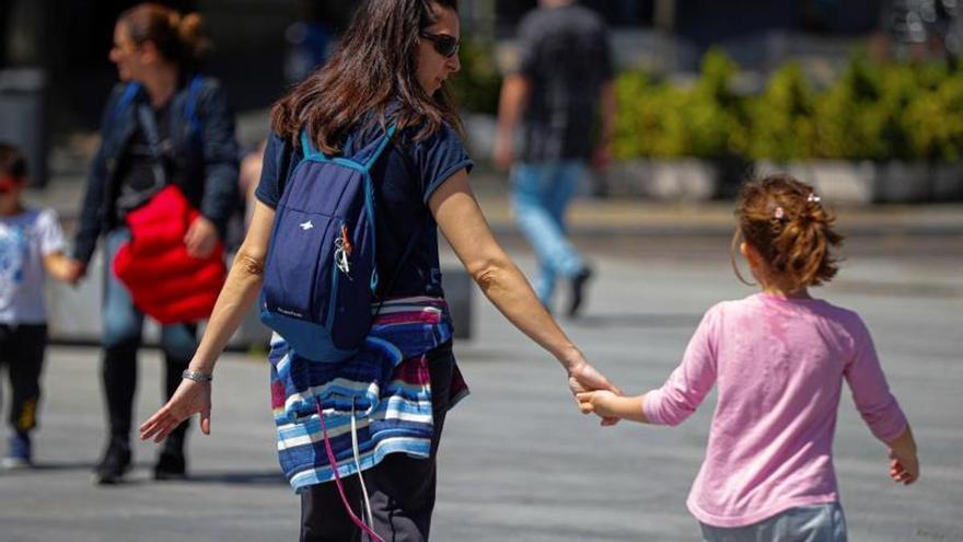 La ayuda de 2.400 euros que se puede ampliar a 4.200 anuales para que los padres pueden conciliar: "Una prestación universal, una ayuda directa, sencilla, sin burocracias ni estigmas"