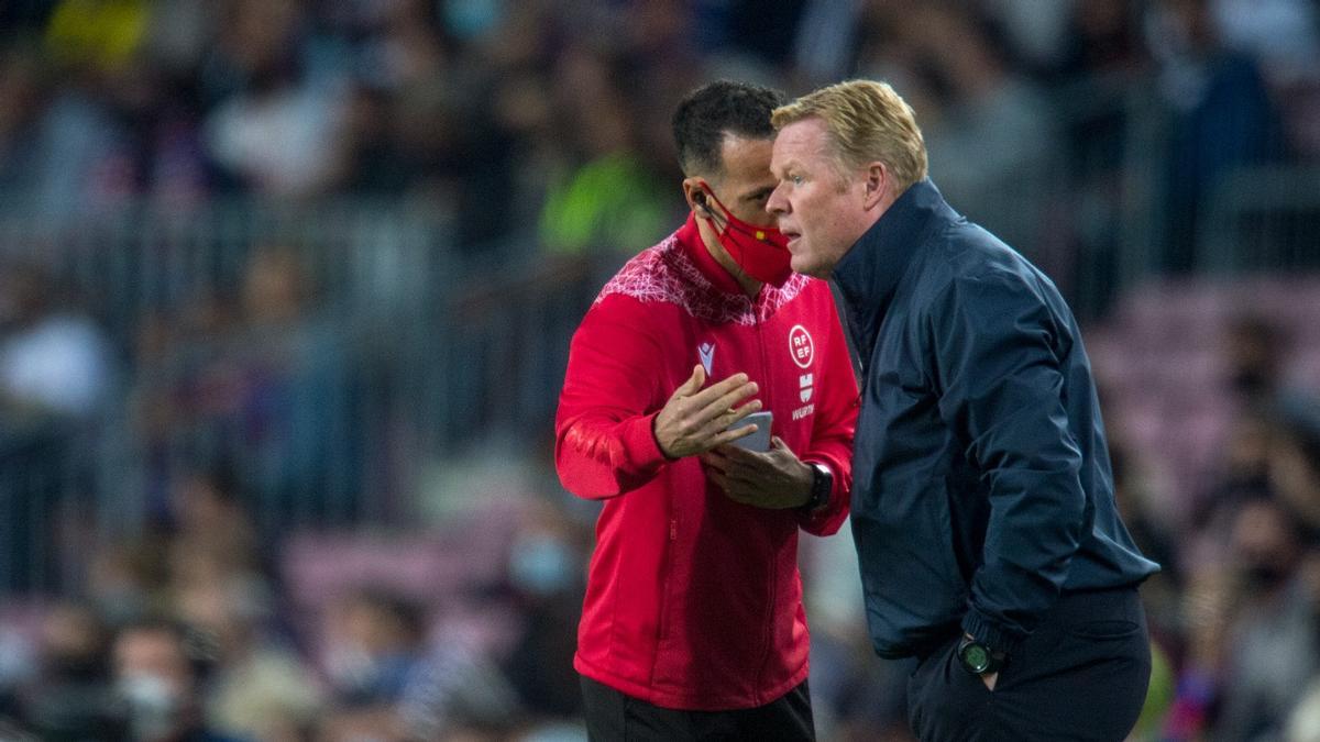 Koeman atiende las indicaciones del cuarto árbitro durante el Barça-Valencia en el Camp Nou.