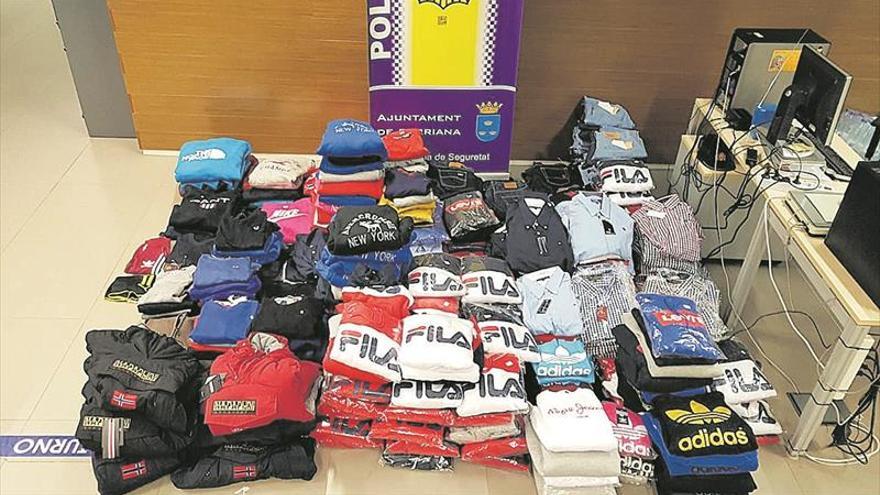 Confiscan 700 prendas falsas en Burriana y detienen a un mantero