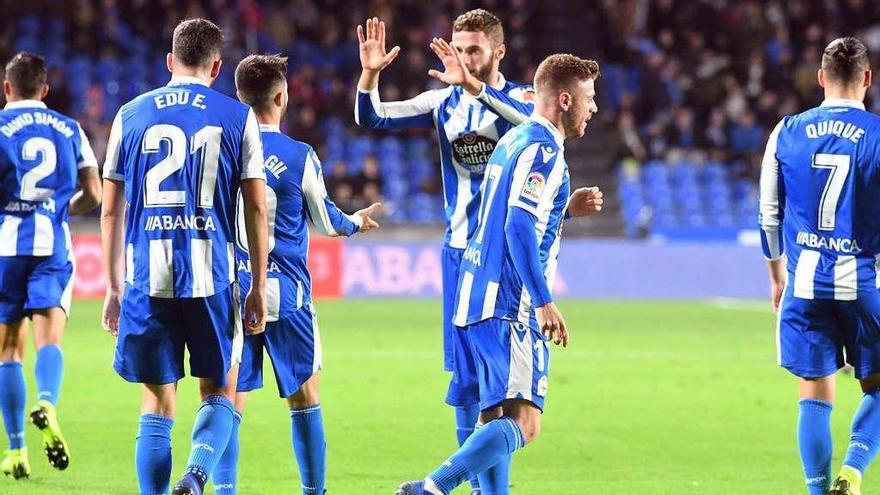 Los jugadores deportivistas celebran uno de sus goles del sábado contra el Oviedo en Riazor.