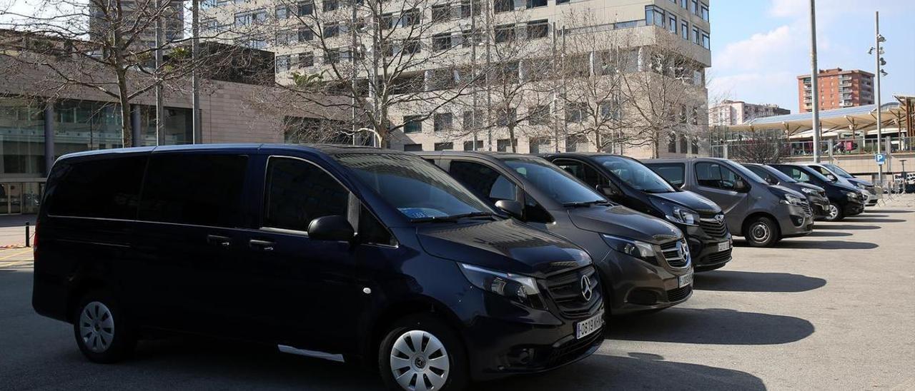 Vehículos con licencia VTC estacionadas junto a un hotel de Barcelona.