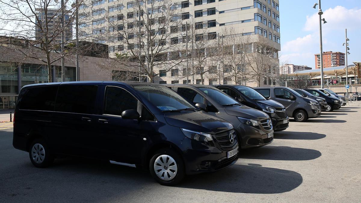 Vehículos con licencia VTC estacionadas junto a un hotel de Barcelona.