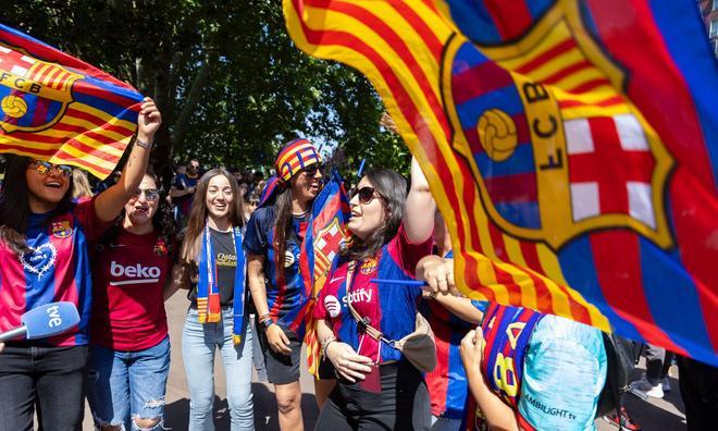 ¡Locura en Bilbao! Miles de aficionados y ambientazo en la fan zone del Barça